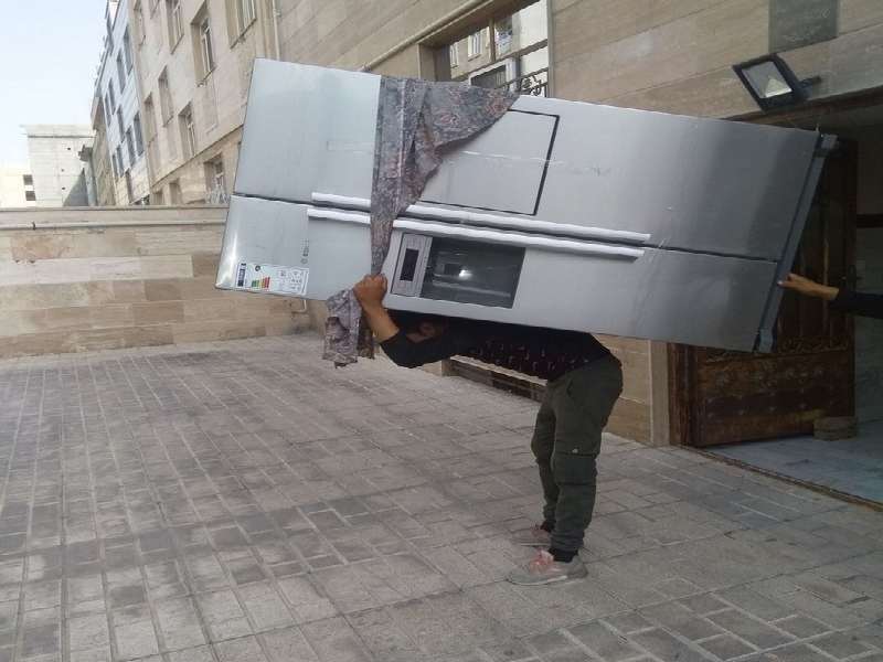 حمل یخچال ساید با ایمنی و کارگران حرفه ای